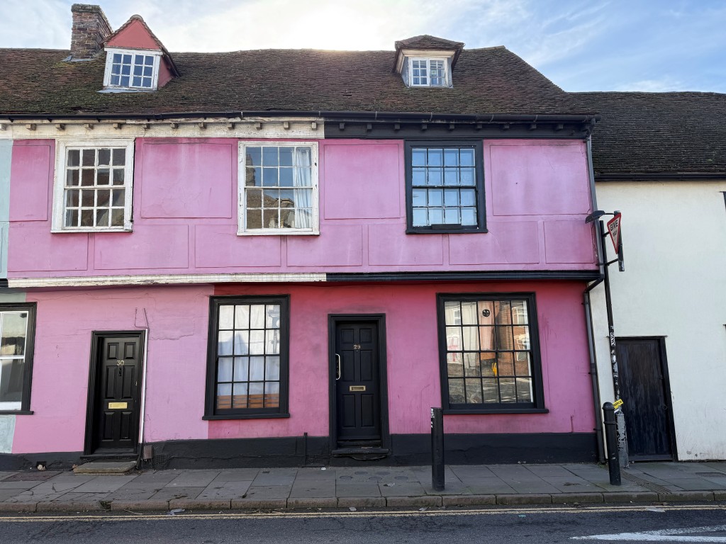 Lot: 134 - FREEHOLD RESIDENTIAL INVESTMENT PROPERTY ARRANGED AS FIVE FLATS - Overview front shot from road showing building and front door